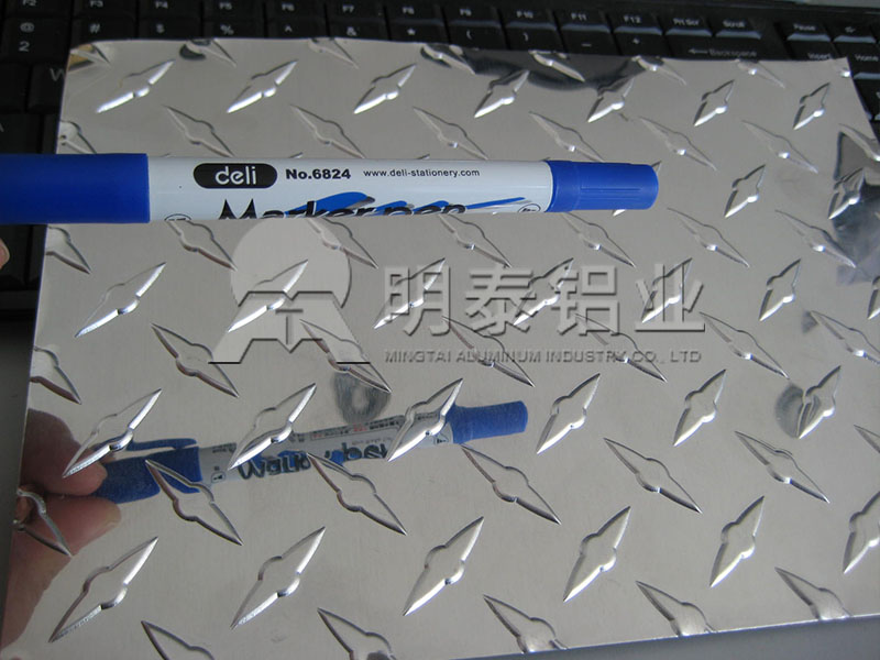 3003-H22花紋鋁板_工具箱用指針型花紋鋁板多少錢一噸？